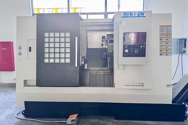 Inclined rail lathe